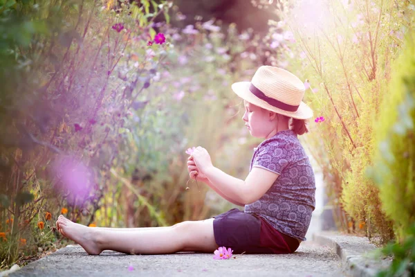 Liten Bedårande Flicka Sitter Färgglada Blomma Trädgård Njuter Hösten Solljus — Stockfoto