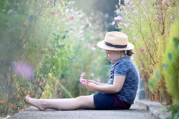 Kleine Entzückende Mädchen Sitzen Bunten Blumengarten Genießen Herbstsonne — Stockfoto