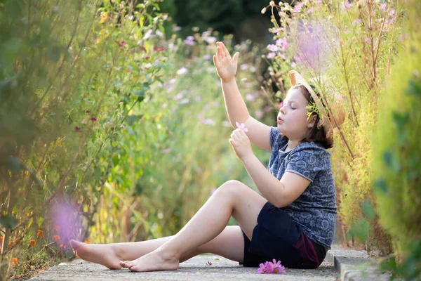 可爱的小女孩坐在五彩缤纷的花园里 享受秋日的阳光 — 图库照片