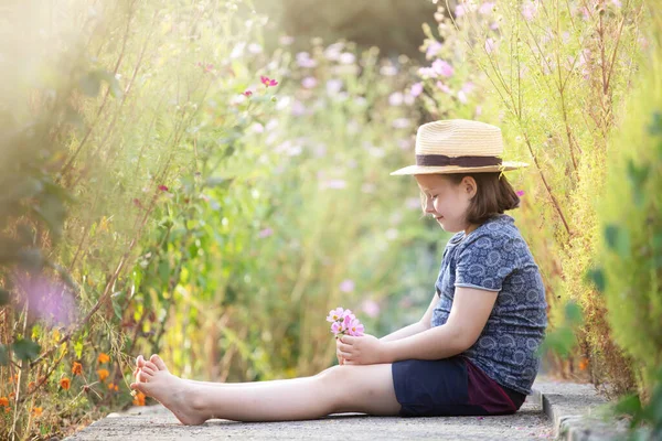 Piccola Adorabile Ragazza Seduta Nel Colorato Giardino Fiorito Godendo Della — Foto Stock