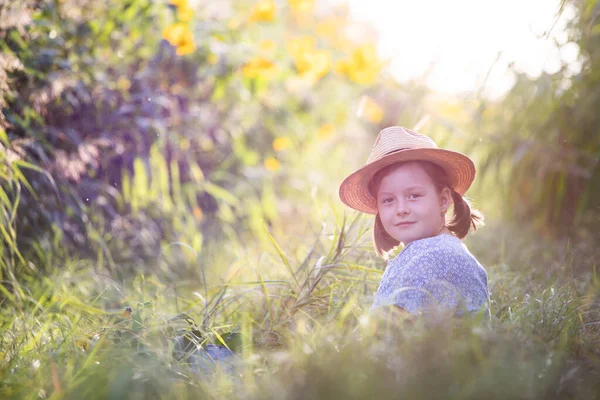 可爱的小女孩坐在五彩缤纷的花田里 享受秋日的阳光 — 图库照片