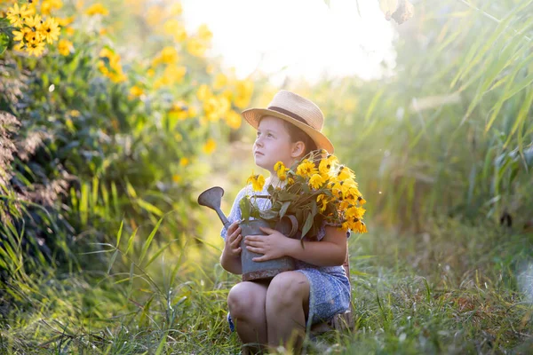 Bambina Seduta Nel Campo Autunnale Con Mano Annaffiatoio Vintage Pieno — Foto Stock