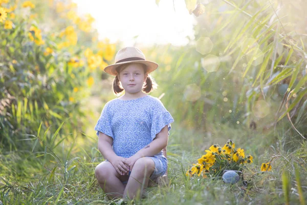 Niña Adorable Sentada Colorido Jardín Flores Disfrutando Luz Del Sol — Foto de Stock