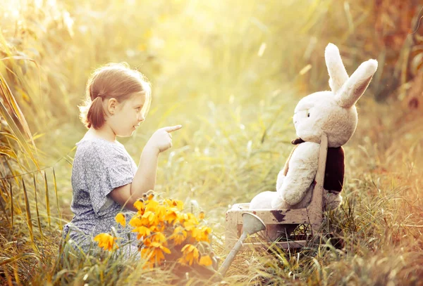 Niña Enseñando Peluche Hierba Concepto Aprendizaje Exterior — Foto de Stock