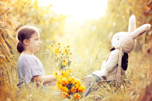 소녀가 풀밭에서 테디를 가르치고 — 스톡 사진
