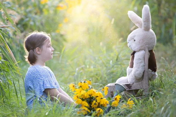 Una Ragazzina Che Insegna Suo Orsacchiotto Nell Erba Concetto Apprendimento — Foto Stock