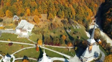 Barsana, Romanya - 28 Ekim 2020: Maramures County, Romanya 'daki Barsana Ahşap Manastırı manzarası.