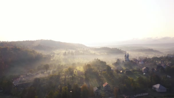 Aerial Footage Flight Autumn Mountain Village Breb Sunrise 罗马尼亚马拉穆什喀尔巴阡山脉 — 图库视频影像