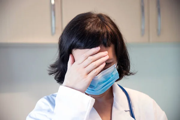 Medico Stressato Stanco Durante Covid Che Bisogno Aiuto Ospedale Operatori — Foto Stock