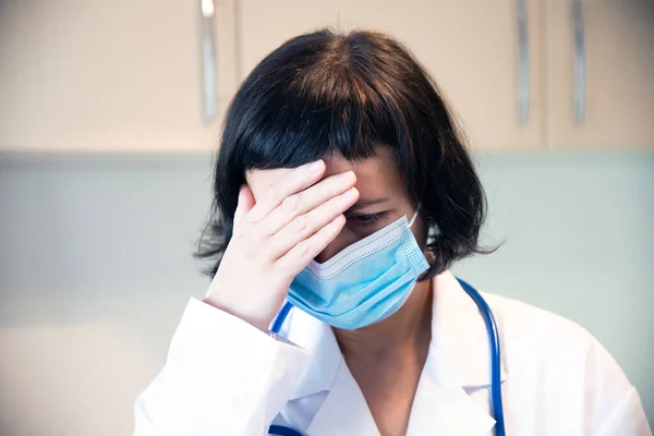 Medico Stressato Stanco Durante Covid Che Bisogno Aiuto Ospedale Operatori — Foto Stock