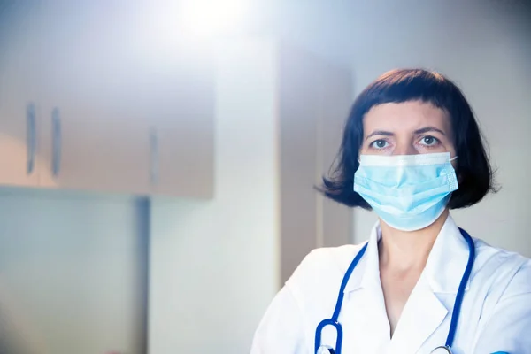 Vrouwelijke Arts Draagt Hygiënisch Gezicht Chirurgische Medische Masker — Stockfoto