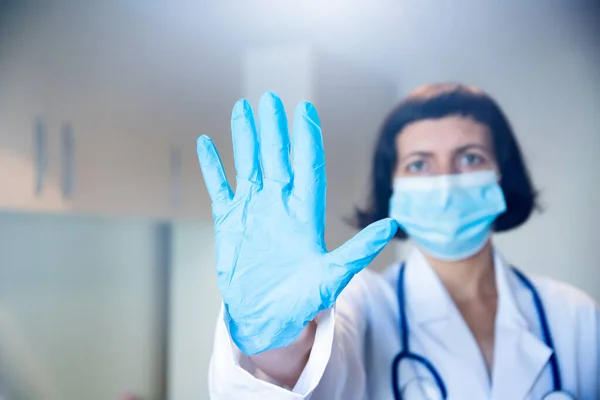 Dokter Beschermend Masker Toont Stop Gebaar Voorkomen Van Verspreiding Van — Stockfoto