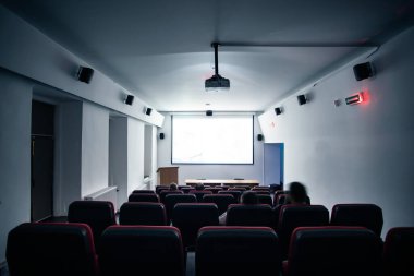 Boş ekranlı sinema salonu. Eğlence ve eğlence anlayışı