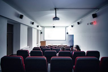Boş ekranlı sinema salonu. Eğlence ve eğlence anlayışı