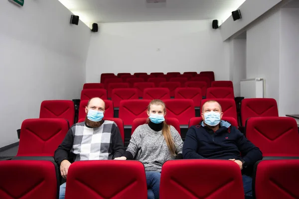 Pessoas Cinema Com Máscara Proteção Mantendo Distância Para Evitar Contato — Fotografia de Stock
