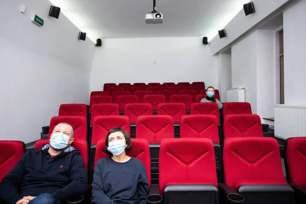 Pessoas Cinema Com Máscara Proteção Mantendo Distância Para Evitar Contato — Fotografia de Stock