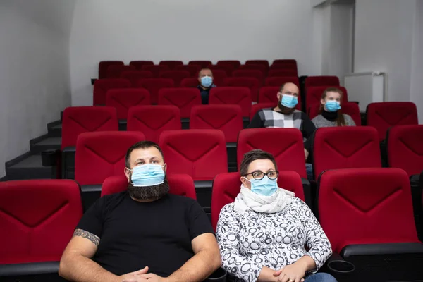 Pessoas Cinema Com Máscara Proteção Mantendo Distância Para Evitar Contato — Fotografia de Stock