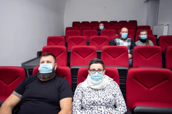 Pessoas Cinema Com Máscara Proteção Mantendo Distância Para Evitar Contato — Fotografia de Stock