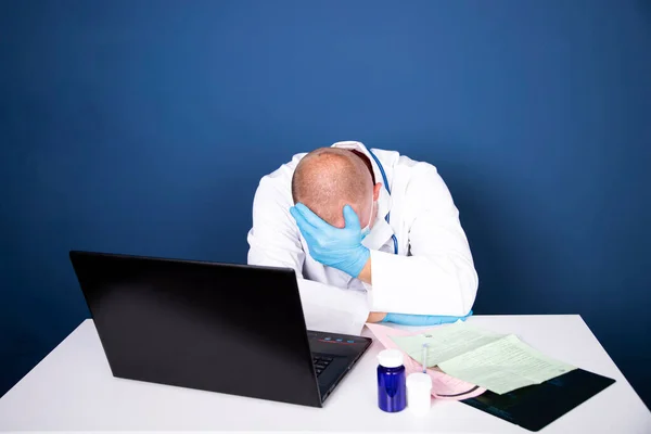 Stressed Tired Doctor Covid Needing Help Hospital Healthcare Workers Despair — Stock Photo, Image