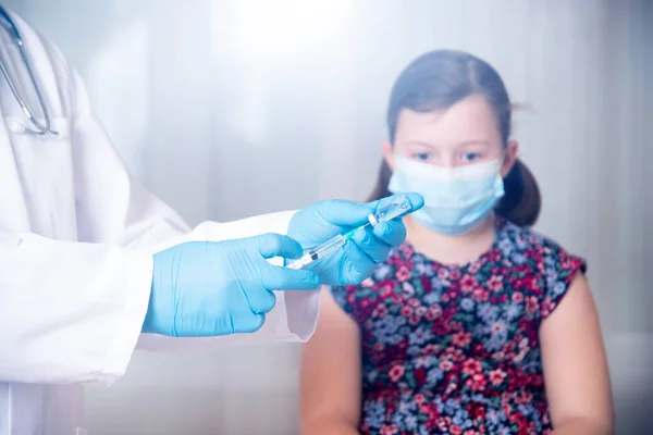 Bambini Che Vaccinano Concetto Immunizzazione Medico Vaccinando Braccio Una Bambina — Foto Stock