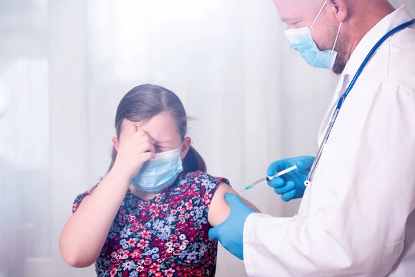 Bambini Che Vaccinano Concetto Immunizzazione Medico Vaccinando Braccio Una Bambina — Foto Stock