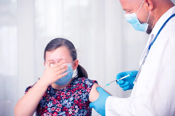 Bambini Che Vaccinano Concetto Immunizzazione Medico Vaccinando Braccio Una Bambina — Foto Stock