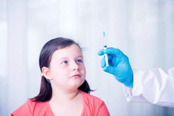 Børn Vaccinerer Immuniseringskonceptet Læge Indsprøjtning Vaccination Armen Lille Pige - Stock-foto