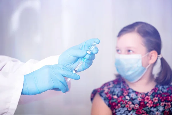 Védőoltás Alatt Álló Gyermekek Orvos Oltást Adott Egy Maszkos Kislány — Stock Fotó