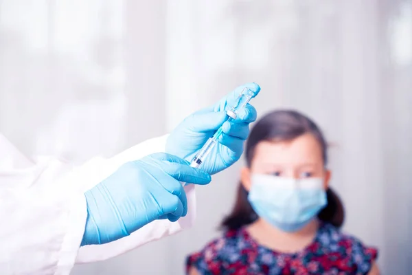 Védőoltás Alatt Álló Gyermekek Orvos Oltást Adott Egy Maszkos Kislány — Stock Fotó
