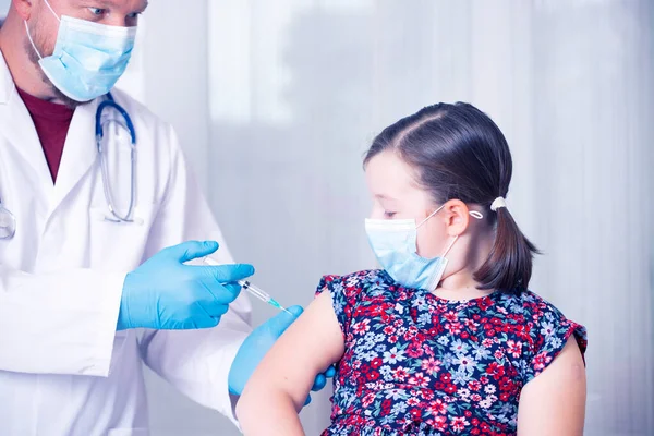 Діти Вакцинують Концепцію Імунізації Лікар Вводить Вакцинацію Руку Маленькій Дівчинці — стокове фото