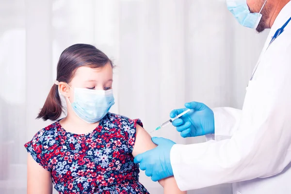 Діти Вакцинують Концепцію Імунізації Лікар Вводить Вакцинацію Руку Маленькій Дівчинці — стокове фото