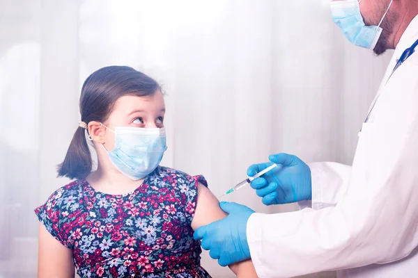 Børn Vaccinerer Immuniseringskonceptet Læge Indsprøjtning Vaccination Armen Lille Pige Med - Stock-foto