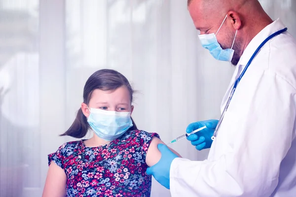Діти Вакцинують Концепцію Імунізації Доктор Вводить Вакцинацію Руку Наляканої Маленької — стокове фото