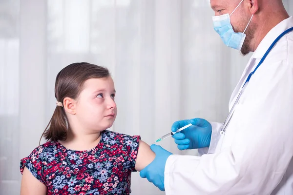 Bambini Che Vaccinano Concetto Immunizzazione Medico Vaccinando Braccio Una Bambina — Foto Stock