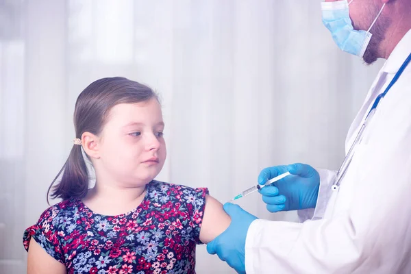 Børn Vaccinerer Immuniseringskonceptet Læge Indsprøjtning Vaccination Armen Bange Lille Pige - Stock-foto