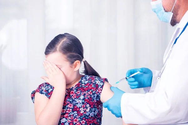 Діти Вакцинують Концепцію Імунізації Доктор Вводить Вакцинацію Руку Наляканої Маленької — стокове фото