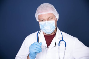 Stresli, yorgun doktor COVID-19 sırasında hastanede yardıma ihtiyacı vardı. Sağlık çalışanları acil durum için umutsuzluğa kapıldılar. Coronavirus krizi ölüm, dağınıklık, zihinsel sağlık endişesi.