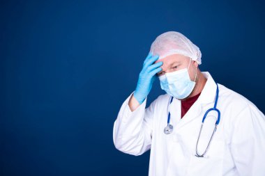 Stresli, yorgun doktor COVID-19 sırasında hastanede yardıma ihtiyacı vardı. Sağlık çalışanları acil durum için umutsuzluğa kapıldılar. Coronavirus krizi ölüm, dağınıklık, zihinsel sağlık endişesi.