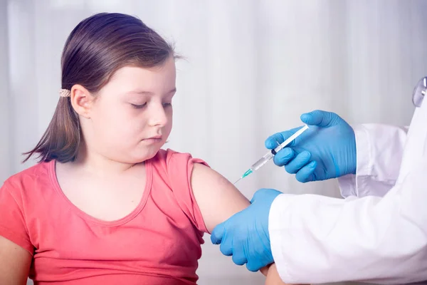 Børn Vaccinerer Immuniseringskonceptet Læge Indsprøjtning Vaccination Armen Lille Pige - Stock-foto