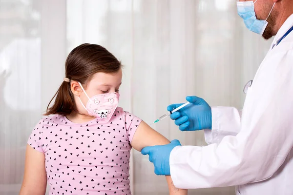 Børn Vaccinerer Immuniseringskonceptet Læge Indsprøjtning Vaccination Armen Lille Pige Med - Stock-foto