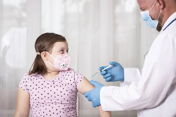 Konsep Vaksinasi Imunisasi Anak Anak Dokter Menyuntikkan Vaksinasi Tangan Seorang — Stok Foto