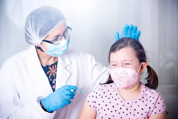Жінка Лікар Втішає Дівчинку Після Вакцини — стокове фото