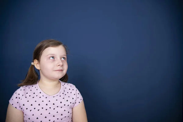 Portrait Adorable Little Girl Looking Blue Background — Stock Photo, Image