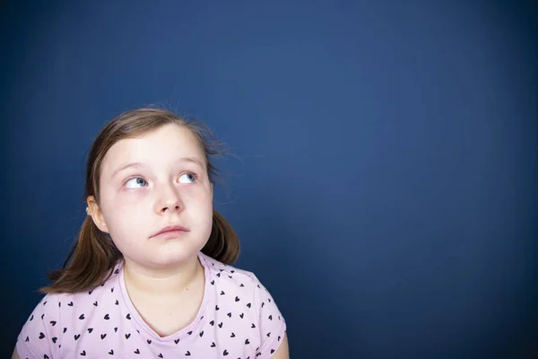 Portrait Adorable Little Girl Looking Blue Background — Stock Photo, Image