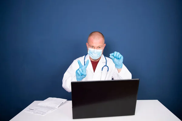 Male Doctor Consulting Patient Online Video Call Laptop Remote Online — Stock Fotó