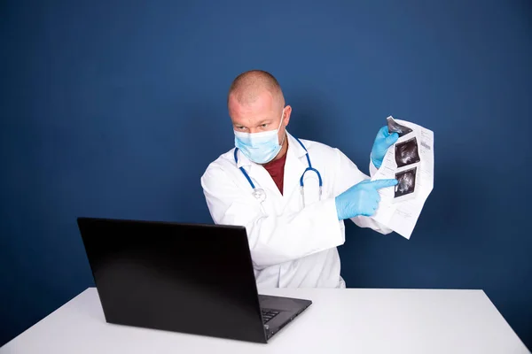 Male Doctor Consulting Patient Online Video Call Laptop Remote Online — Stok Foto