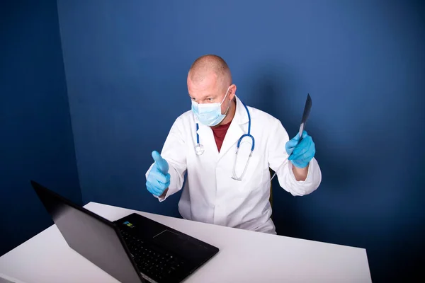 Male Doctor Consulting Patient Online Video Call Laptop Remote Online — Stock Photo, Image