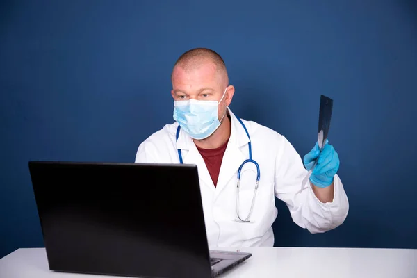 Male Doctor Consulting Patient Online Video Call Laptop Remote Online — Foto Stock