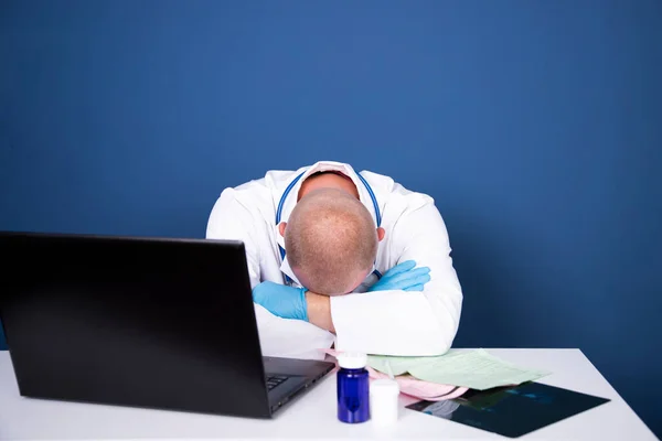 Médico Estressado Cansado Durante Covid Que Precisa Ajuda Hospital Trabalhadores — Fotografia de Stock