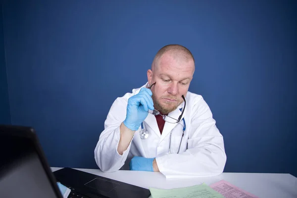 Male Doctor Consulting Patient Online Video Call Laptop Remote Online — Stock Photo, Image